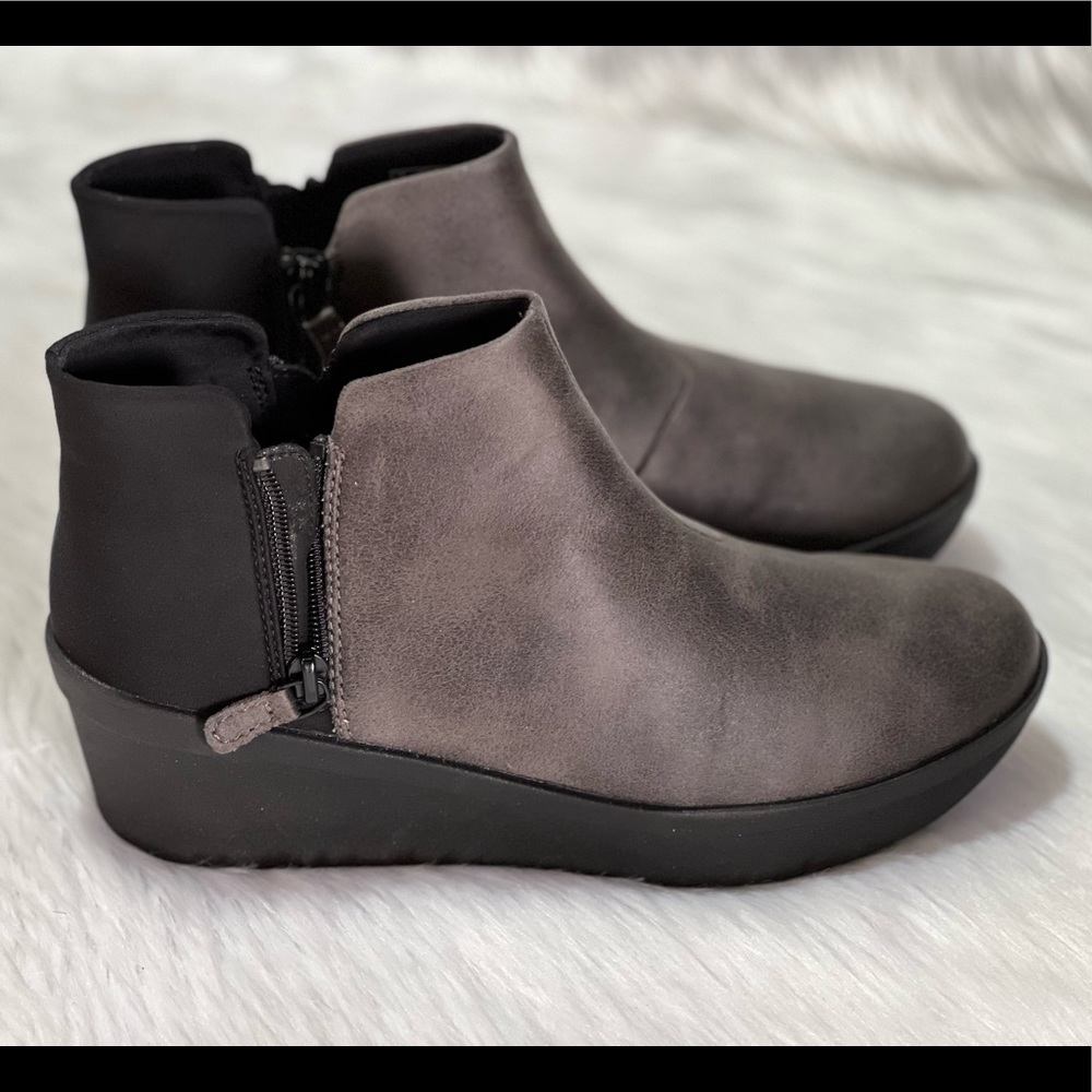 Clarks Cloudstepper Women's Step Rose Up Booties <wide fit> - Picture 2 of 11